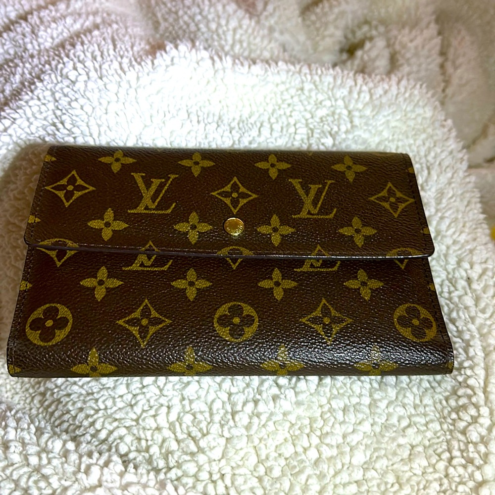 Louis Vuitton Monogram Wallet excellent condition No scratches/odor. authentic.